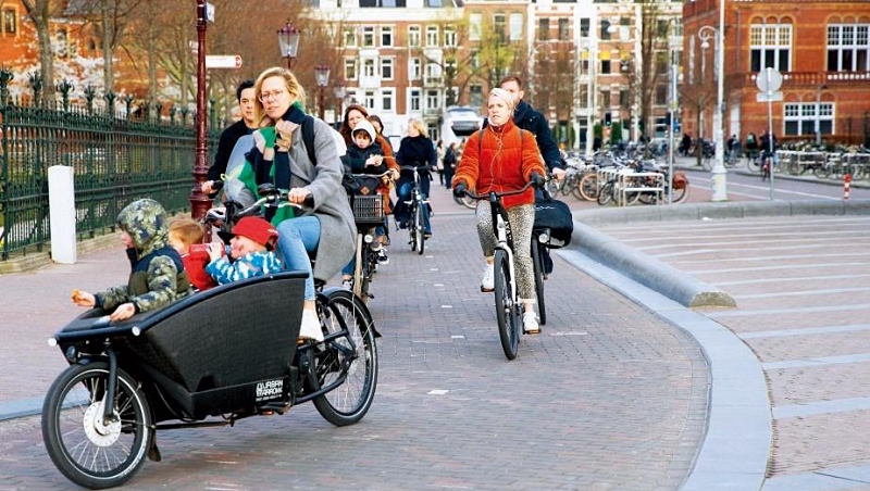 荷蘭實現教育普及化，面積雖小，但有約7千所小學，父母送小孩上下學，騎腳踏車只要5分鐘。